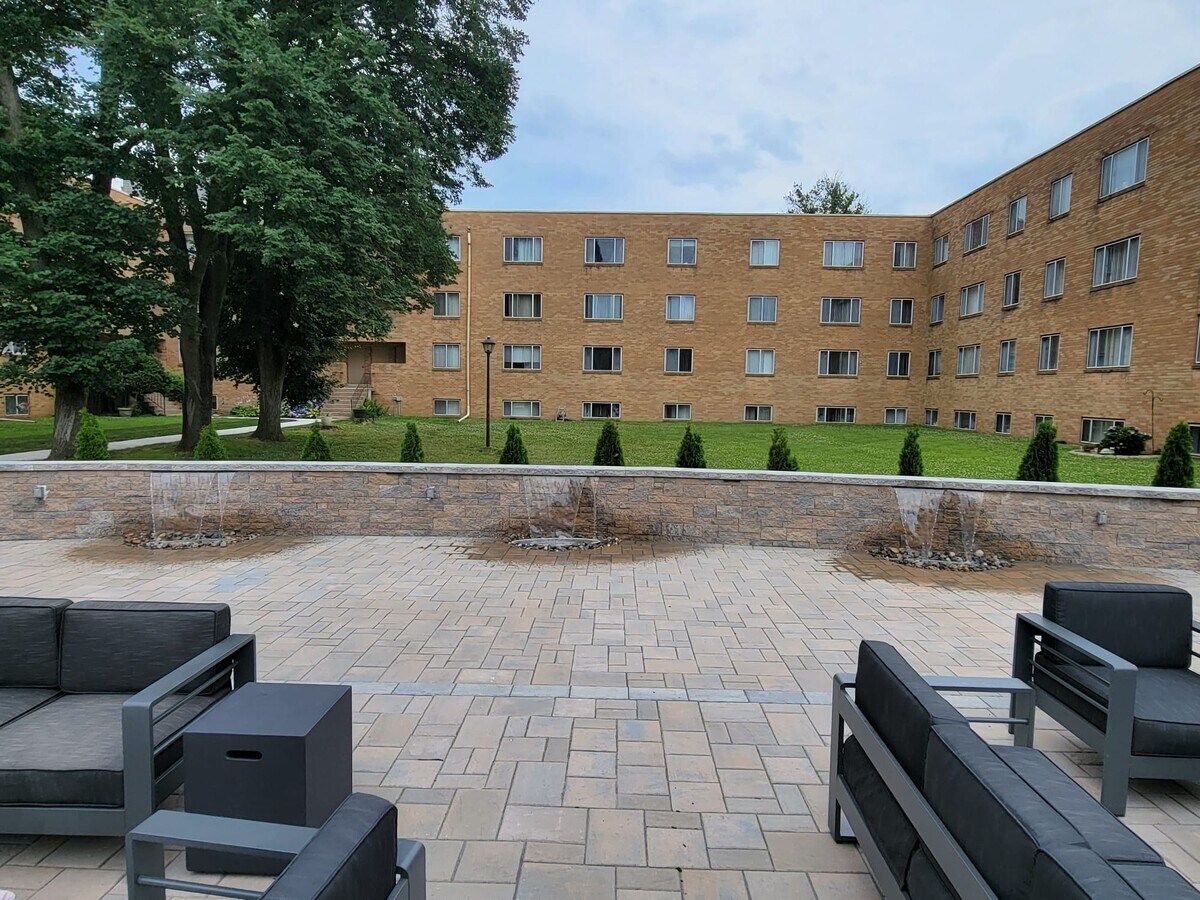 Fountains/Manicured Grounds